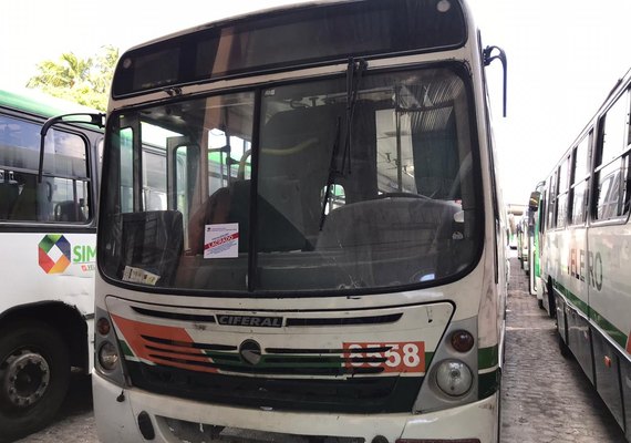 Fiscalização da SMTT lacra 50 ônibus em Maceió