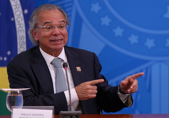 China é aquele cara que você tem que aguentar, diz Guedes