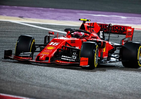 Ferrari troca logo de patrocinador por escudo comemorativo