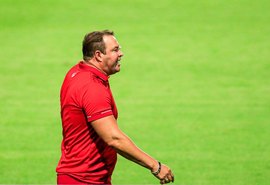 Técnico Roberto Fernandes é internado por causa da Covid-19