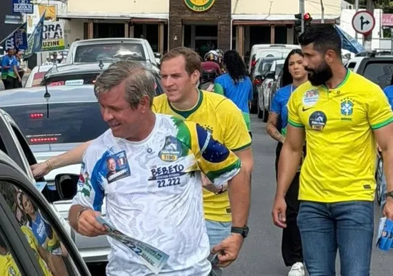 Cabo Bebeto e Fábio Costa iniciam semana com adesivaço nos sinais do Farol