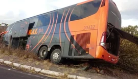 Ônibus sai da pista e cai em ribanceira na BR-101, em São Miguel dos Campos