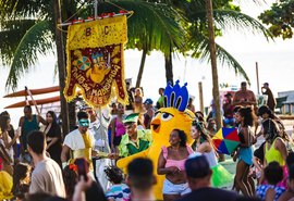 Pinto da Madrugada leva a folia do carnaval em cortejo pelo Marco dos Corais