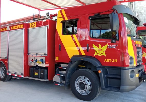 Caminhão cai em Rio Largo na estrada do bairro Utinga Leão