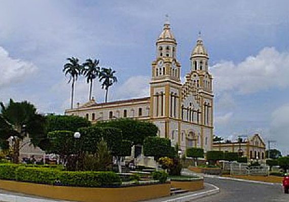Jovem é feita de refém pelo pai dentro da própria casa, em Igreja Nova