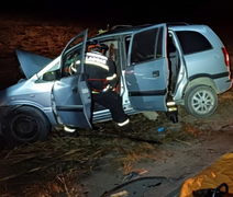 Corpo de Bombeiros resgata homem preso em ferragens após colisão entre carro e ônibus em Atalaia