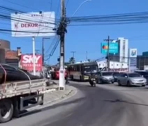 Vídeo: óleo na pista provoca acidentes em série em avenida do Barro Duro