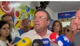 Entre JHC, Lira e Renan, Luciano ganha tempo para decidir palanque