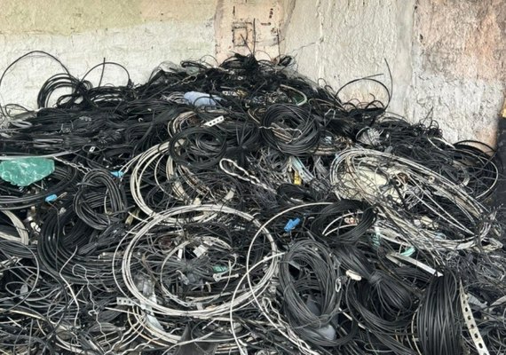 Maceió retira mais de 100 toneladas de fios abandonados dos postes