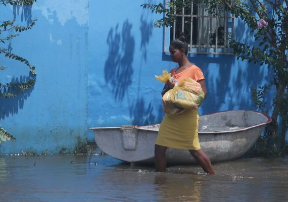 Enchente deixa moradores de bairro de Ilhéus sem casa