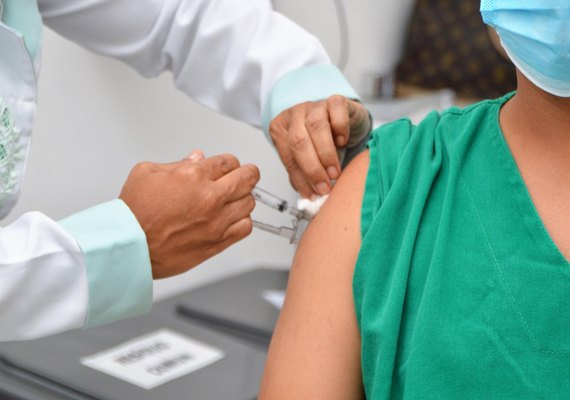Dose de reforço para adultos e 4ª dose para imunossuprimidos começam a ser aplicadas nesta segunda (20) em Alagoas