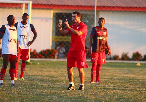 CRB vê o calendário apertar: sete jogos e três frentes no mês de maio