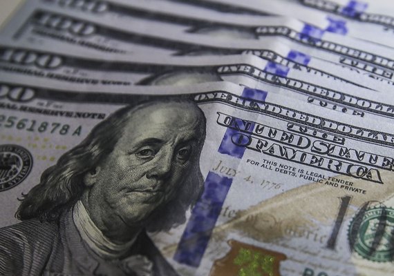 Dólar aproxima-se de R$ 4,80, apesar de bom humor externo