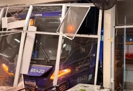 Acidente trágico: ônibus invade salão de restaurante e mata funcionária