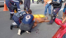 Pedestre é atropelada por moto na orla de Maceió