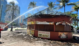 Incêndio destrói barraca de tapioca na orla da Pajuçara