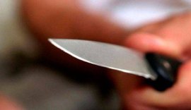 Homem é esfaqueado em Paripueira e fica com faca cravada nas costas