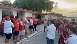 Torcida do CRB protesta no CT com faixas e críticas ao planejamento