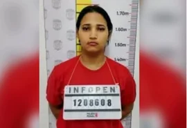 Diarista compara facadas em casal a matar galinha durante reconstituição