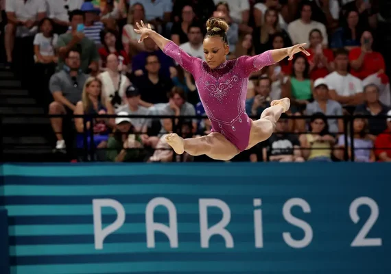 Fora do pódio: Rebeca termina em 4º e Biles em 5º quinto na trave