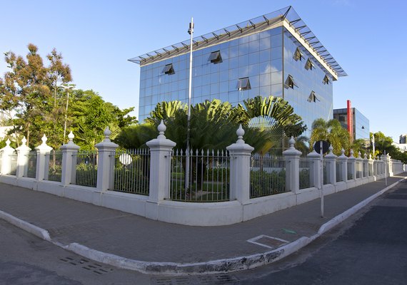 Estado garante que não há risco de corte de salários