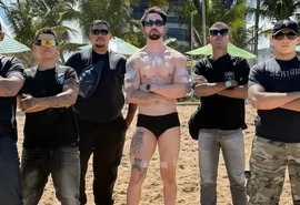Rico Melquiades vai à praia em Maceió escoltado por cinco seguranças
