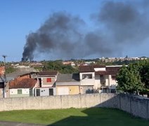Incêndio em terreno baldio assusta moradores do Benedito Bentes