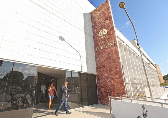 Jovem acusado de matar por dívida de droga no bairro do Jacintinho é condenado a 19 anos de prisão