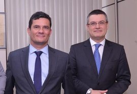 Bolsonaro contraria Moro e demite o diretor-geral da PF