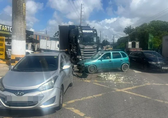 Carro que transportava ovos perde o controle e causa choque entre 5 veículos na Via Expressa