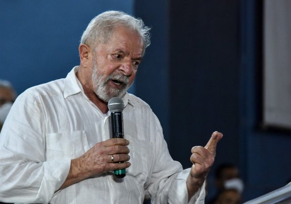 Lula defende ‘abrasileirar’ o preço da gasolina para controlar alta