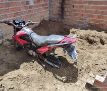 Moto roubada é encontrada enterrada no quintal de casa em Porto Real do Colégio