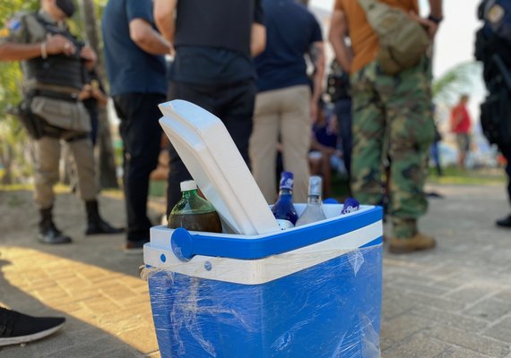Em ação na Ponta Verde, polícia flagra homem fornecendo bebida alcoólica a menores