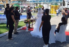 Setor de eventos protesta realizando casamento simbólico no centro de Maceió
