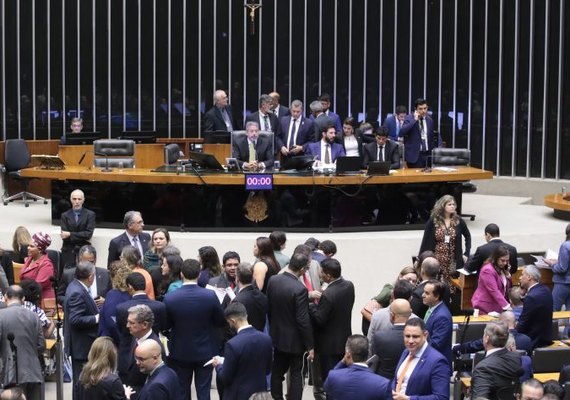 Câmara aprova PEC de corte de gastos em primeiro turno