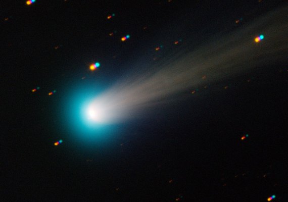 Cometa desenvolve segunda cauda durante passagem próxima ao Sol