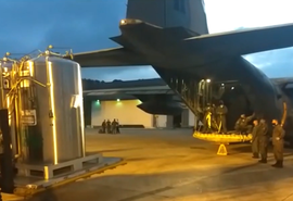 Aviões com cilindros de oxigênio chegam em Manaus