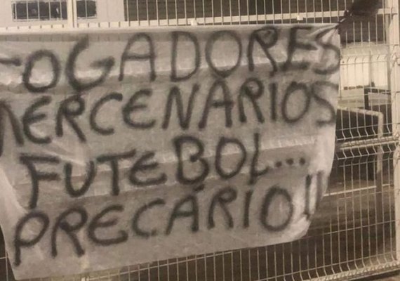 Torcida em AL protesta antes da semifinal do Alagoano e chama jogadores de “mercenários”