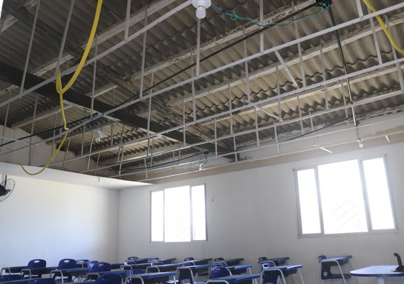 Professores atrasam início de ano letivo por más condições de escola em Maceió