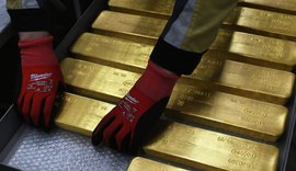 Ouro recua ao menor nível em seis meses e amplia perdas no trimestre