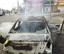 Incêndio deixa veiculo destruído na Avenida Pratagy em Maceió