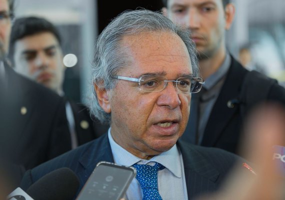 Governo estuda liberar saques em contas ativas do FGTS, diz Guedes