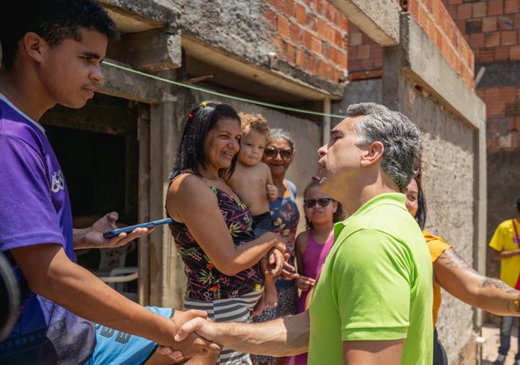 Rafael Brito destaca abandono nas grotas de Maceió
