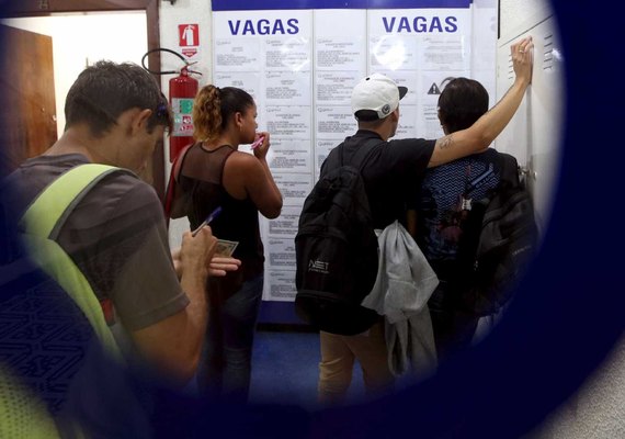 Taxa de desemprego fica em 12,1% no trimestre até agosto