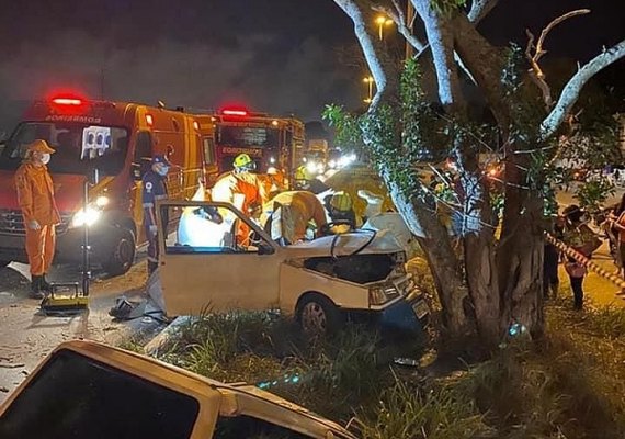Motorista bate em árvore e passageiros ficam feridos na BR-104