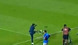 Abel Ferreira é denunciado ao STJD por chute em microfone durante jogo do Palmeiras