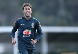 Neymar, Jesus e Danilo vão a campo para trabalho com bola