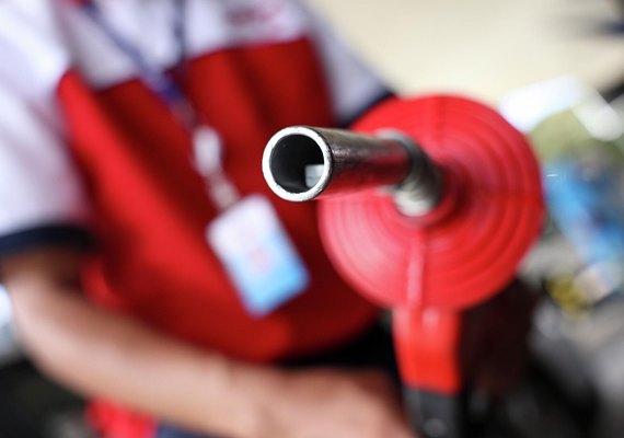 Governo anuncia subsídio para conter alta da gasolina após disparada do petróleo