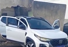 Suspeitos batem carro furtado em muro e fogem por mata em Maceió