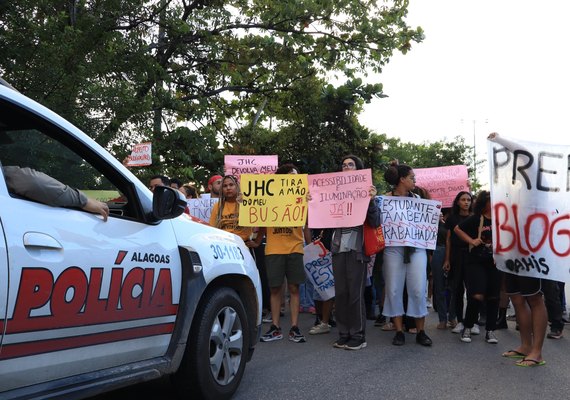 'Prefeito blogueiro': Estudantes da UFAL criticam JHC após mudanças no sistema de transporte